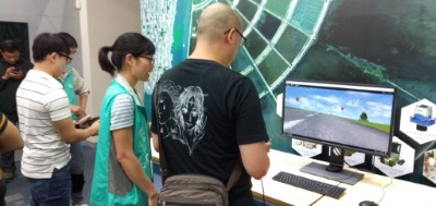 圖1 無人機飛行模擬器操作情形